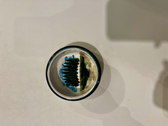 sotto bottiglia cipressi verde alto